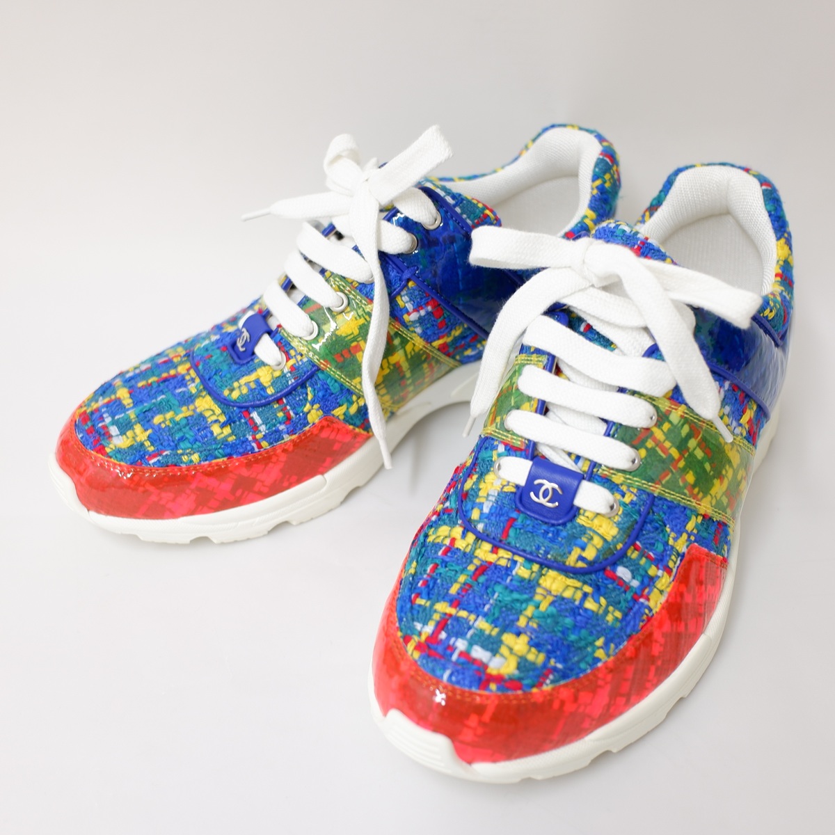 広尾店の出張買取にてシャネルのツイードのココマークがデザインされた