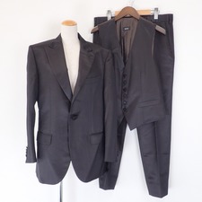 広尾店にてブリオーニのピークドラペルの3Pスーツを買取いたしました。状態は若干の使用感がある中古品です。