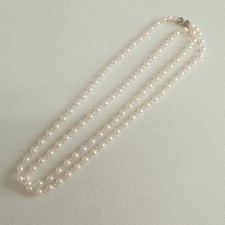 宅配買取センターで、タサキのパールヴァリエのSV 7mm真珠×ホワイトクリスタル 120cmのロングネックレスを買取りました。状態は綺麗な状態の中古美品です。