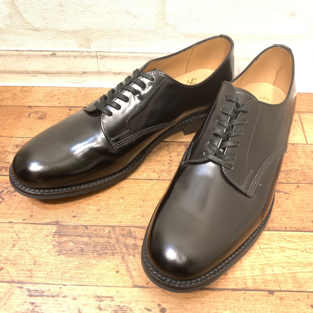 銀座本店で、サンダースの1384Bの黒のオフィサーシューのレザー