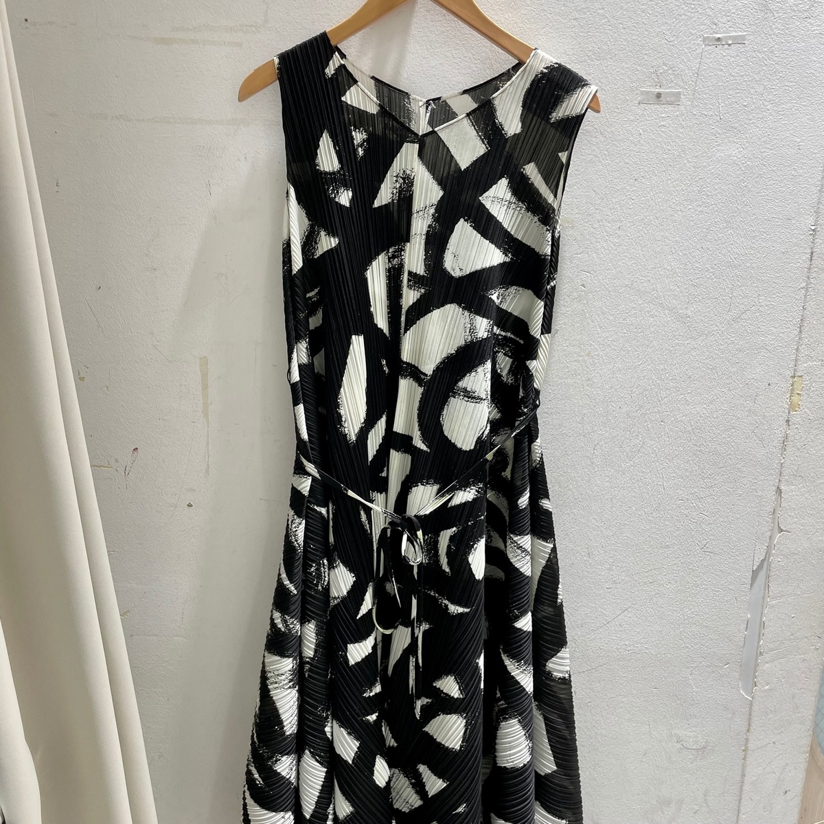 イッセイミヤケ プリーツプリーズの洋服の黒白 年春夏 Pp01 Jh693 Spin プリーツワンピースの買取実績です 21年6月17日公開の情報です エコスタイル