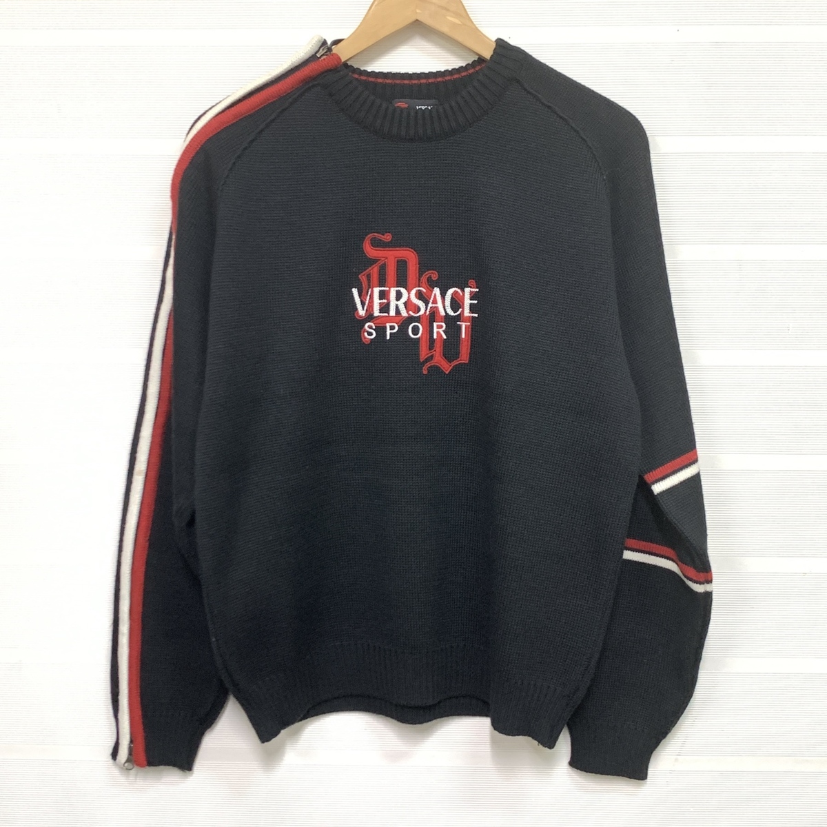 ヴェルサーチェのスポーツの ロゴ刺繍 サイドジップデザイン ニットセーターの買取実績です。