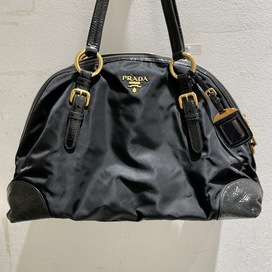 プラダのブラック ナイロン パテント ショルダーバッグの買取実績です。