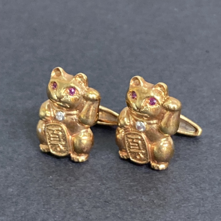 金のK18 R0.05 メレダイヤモンド 招き猫デザインカフスの買取実績です。