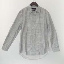 広尾店で、2018年製ルイヴィトンのロゴモチーフ総柄レギュラーフィットシャツを買取ました。状態は若干の使用感がある中古品です。