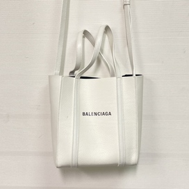 エコスタイル銀座本店で、バレンシアガの551815のホワイトのXXSサイズエブリデイ2wayトートバッグを買取ました。