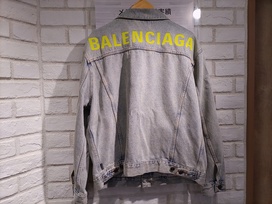 バレンシアガの19年 553751 ネオンバックロゴ USED加工 デニムジャケットの買取実績です。