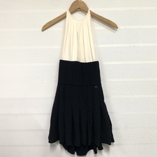 銀座本店で、シャネルのP51365W05639のブラック×ベージュカラー切替デザインのドレスを買取ました。状態は若干の使用感がある中古品です。