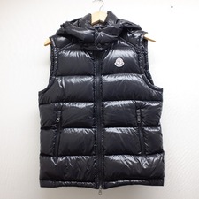 大阪心斎橋店にて、モンクレールの2016年モデルであるラセットジレ(LACET GILET)、ナイロンフーデッドダウンベスト(ブラック、ロゴワッペン付)を高価買取いたしました。状態は通常使用感のお品物です。