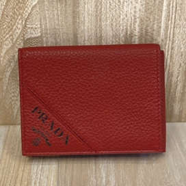 エコスタイル銀座本店では、プラダのモデル番号が2MO006の折りたたみカードケース付きの二つ折り財布を買取いたしました。