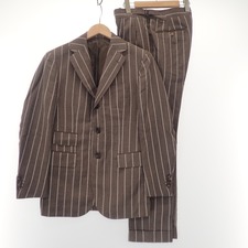エコスタイル渋谷店で、スティレラティーノのストライプスーツを買取ました。状態は綺麗な状態の中古美品です。