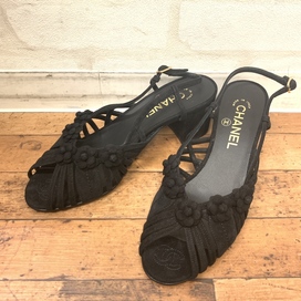 シャネルのブラック ココマーク×カメリア ヒールサンダルの買取実績です。