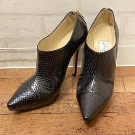 ジミーチュウのブラック WATERSNAKE 36ハーフ パンプスの買取実績です。