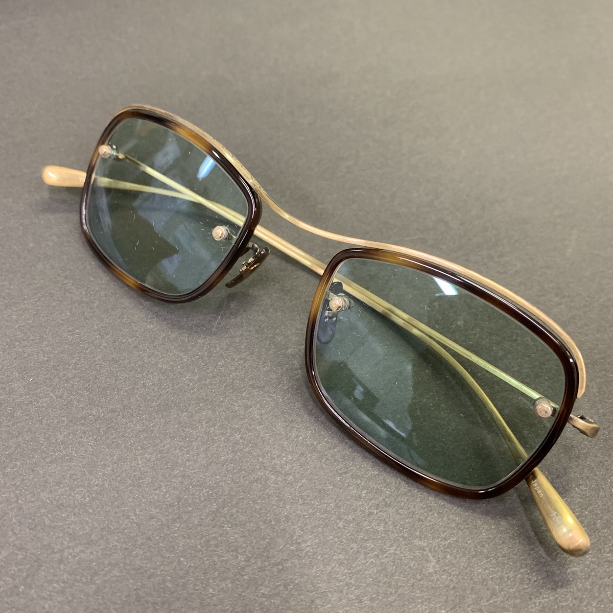 オリバーピープルズのQUIGLY-AG ゴールド 44□22サイズ 眼鏡フレームの買取実績です。
