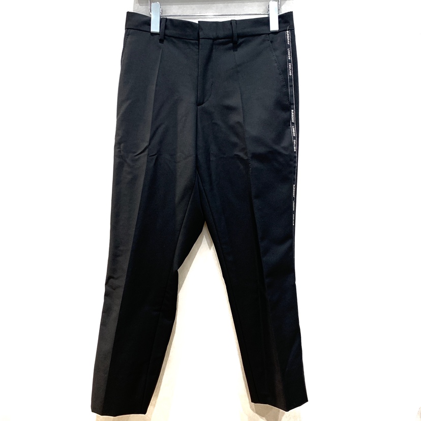 バーバリーの黒 サイドロゴ classic fit trousers スラックスの買取実績です。