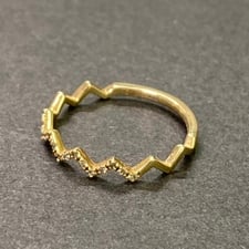 エコスタイル銀座本店では、アガットのK10素材を使った、品番が10161111021の0.08ctダイヤモンドのギザギザリングを買取いたしました。状態は傷などなく非常に良い状態のお品物です。