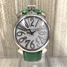 銀座本店で、ガガミラノの型番が220.02のマヌアーレというモデルの40㎜のクォーツ時計を買取ました。状態は若干の使用感がある中古品です。