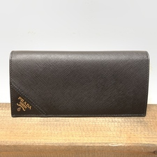 エコスタイル銀座本店で、プラダのブラックの型番が2MV341のサフィアーノレザーを使用した2つ折りの長財布を買取ました。状態は数回使用程度の新品同様品です。
