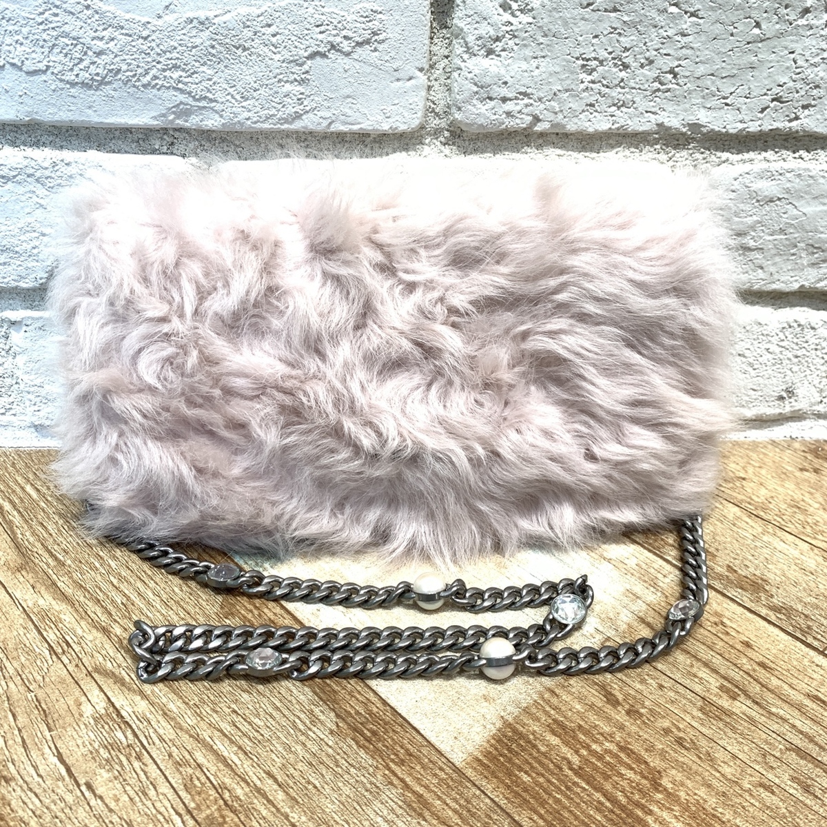 新宿店で、ミュウミュウのシープファーを使ったチェーンバッグを買取