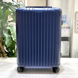リモワのブルー 832.52 エッセンシャルキャビン 4輪マルチホイール キャリーケースの買取実績です。