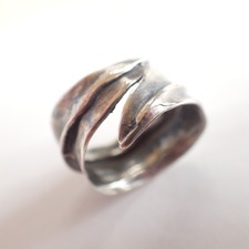 エコスタイル銀座本店で、テンサウザンドシングスのシルバー素材を使用したグラスモチーフのリングを買取ました。状態は若干の使用感がある中古品です。