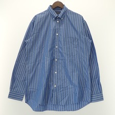 浜松入野店で、バレンシアガの19年製の品番が556878のブルーのストライプ柄のバックロゴボタンダウンシャツを買取しました。状態は使用感が少なく綺麗なお品物です。