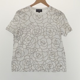 シャネルの18B P59462K07819 TEE SHIRT COTTON　カメリア総柄　クルーネック半袖Tシャツ　ホワイト×グレーの買取実績です。