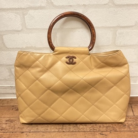 シャネルの7番代 レザー サークルウッドハンドル キルティングハンドバッグの買取実績です。