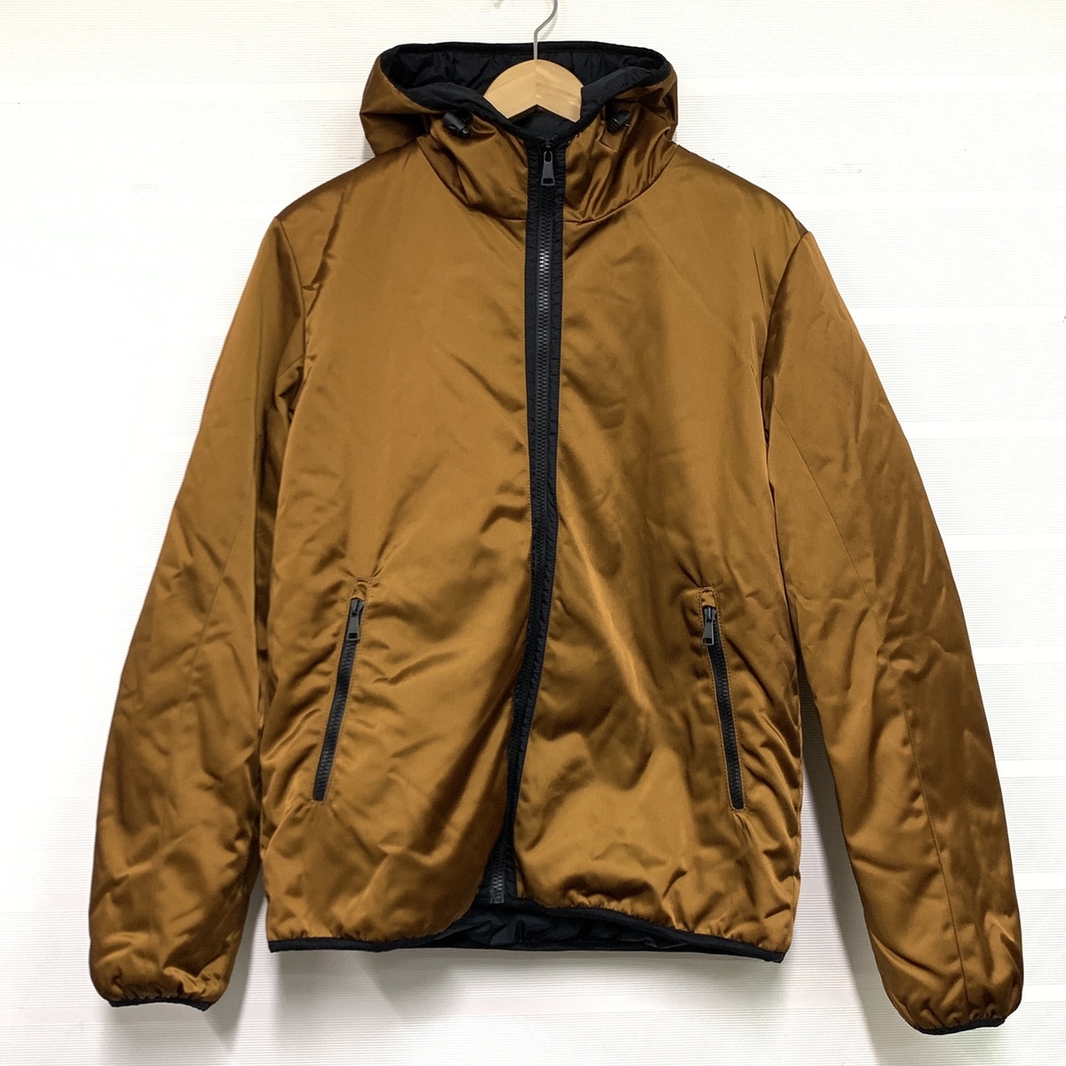 ヌメロヴェントゥーノの洋服のゴールド系カラー 中綿 ジップアップ