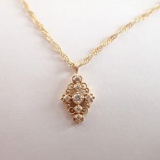 エコスタイル広尾店でアガットのダイヤモンドが0.05ctのK18を使用したネックレスをお買取しました。状態は綺麗な状態の中古美品です。