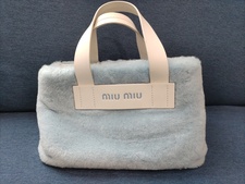 新宿店で、ミュウミュウのシープファ―×カーフレザー・2WAYバッグを買取しました。状態は若干の使用感がある中古品です。