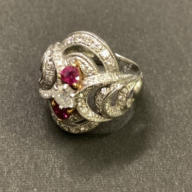 エコスタイル銀座本店で、お客様からPt900 ×K18を使用したルビー0.617ct×ダイヤ0.360ctと0.90ctのリングを買取ました。