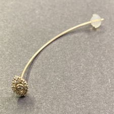 銀座本店では、ヒロタカのK10を使っている、Evil eye 0.08ct ダイヤモンドのアローシングルピアスを買取いたしました。状態は傷などなく非常に良い状態のお品物です。