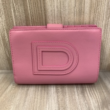 銀座本店で、デルボーのピンクカラーのレザー素材の2つ折り財布を買取ました。状態は数回使用程度の新品同様品です。