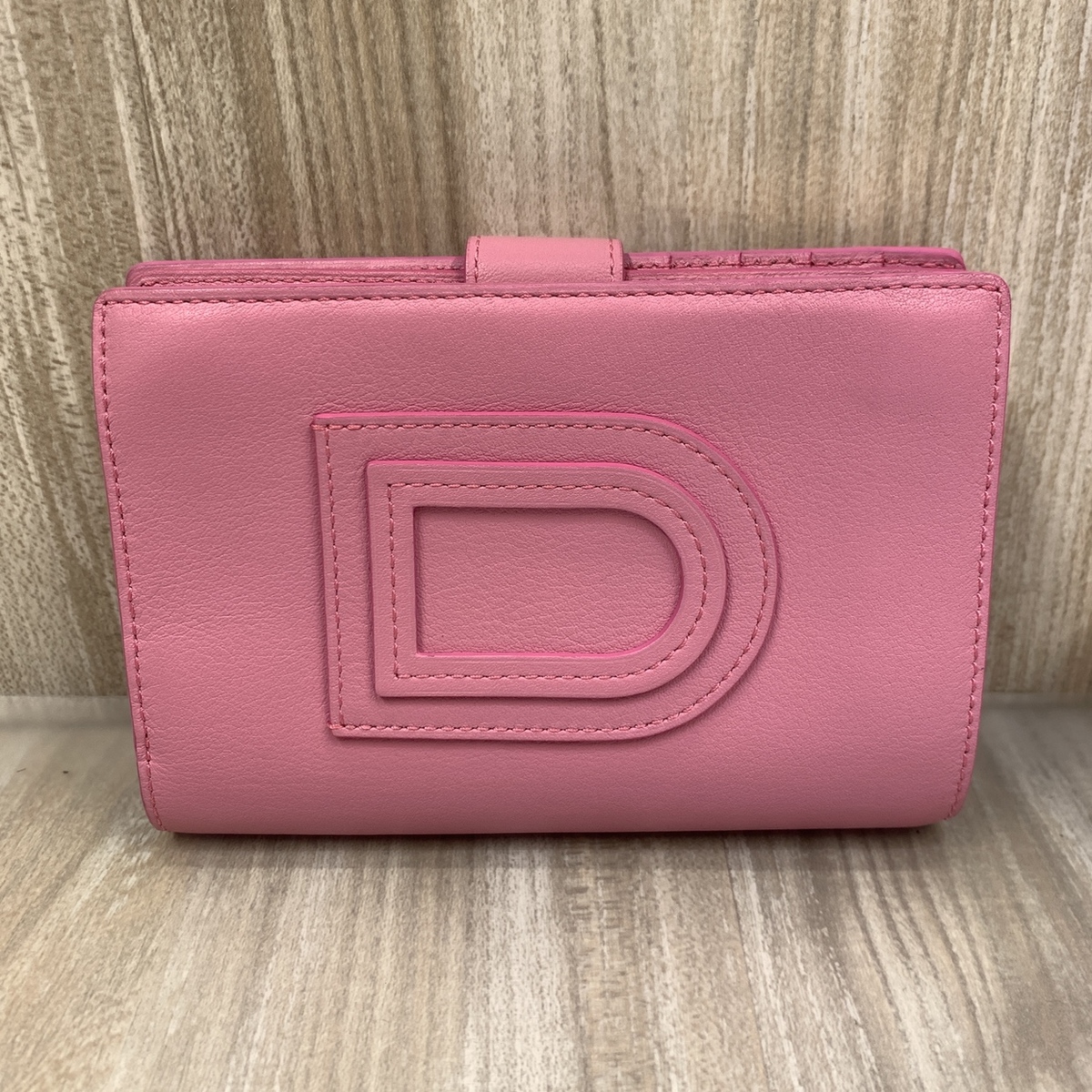 デルボーのピンク レザー 2つ折り財布の買取実績です。