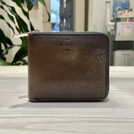 エコスタイル渋谷店で、ベルルッティの財布(イタウバ スクエア スクリット レザージップアップ付きウォレット)を買取ました。