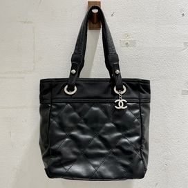 シャネルのブラック 11番台 パリビアリッツPM トートバッグの買取実績です。