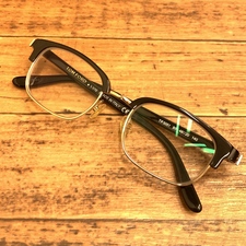 エコスタイル銀座本店で、トムフォードの品番がTF5051のブラックのB5サーモンとフレームの度入りの眼鏡を買取ました。