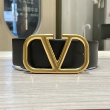 渋谷店で、ヴァレンティノ(ブラック Vロゴシグネチャー シャイニーカーフスキン 40mm ベルト)を買取ました。状態は未使用品です。