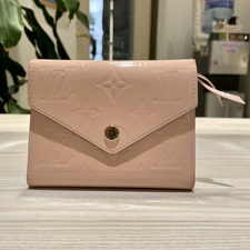 エコスタイル渋谷店で、ルイヴィトンの3つ折り財布(M62428 ポルトフォイユヴィクトリーㇴ)を買取ました。状態は若干の使用感がある中古品です。