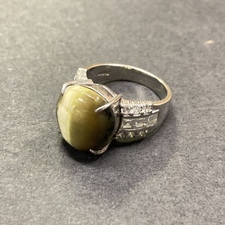 銀座本店で、Pt900素材のキャッツアイ5.90ct、ダイヤモンドが0.98ctのリングを買取いたしました。状態は-