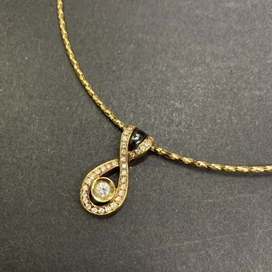 エコスタイル銀座本店で、k18素材で、ダイヤモンドが0.15ctと0.35ctのデザインネックレスを買取いたしました。
