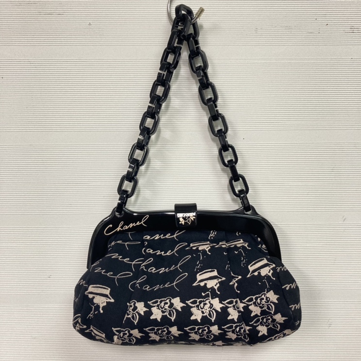 銀座本店で、シャネルの06Cクルーズコレクションのプラスチック