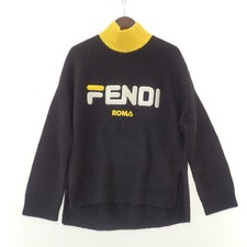 渋谷店で、フェンディ×フィラのモヘア混のフェンディマニアロゴハイネックニットセーターを買取ました。状態は綺麗な状態の中古美品です。