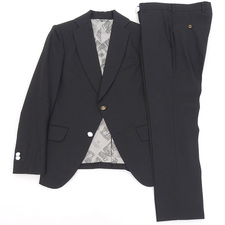 エコスタイル大阪心斎橋店の出張買取にて、ヴィヴィアンウエストウッドマンの裏地に総柄デザインが施された、ブラックカラーの2Pスーツを高価買取いたしました。状態は通常使用感のお品物です。