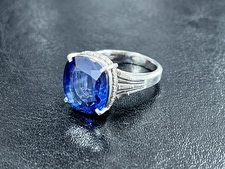 大阪心斎橋店の出張買取にて、8.67カラットの大粒サファイアと0.52カラットのダイヤモンドがデザインされたPt900の指輪を高価買取いたしました。状態は通常使用感のお品物です。