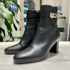 渋谷店で、エルメスのサンジェルマンというモデルのサイドジップブーツを買取ました。状態は綺麗な状態の中古美品です。