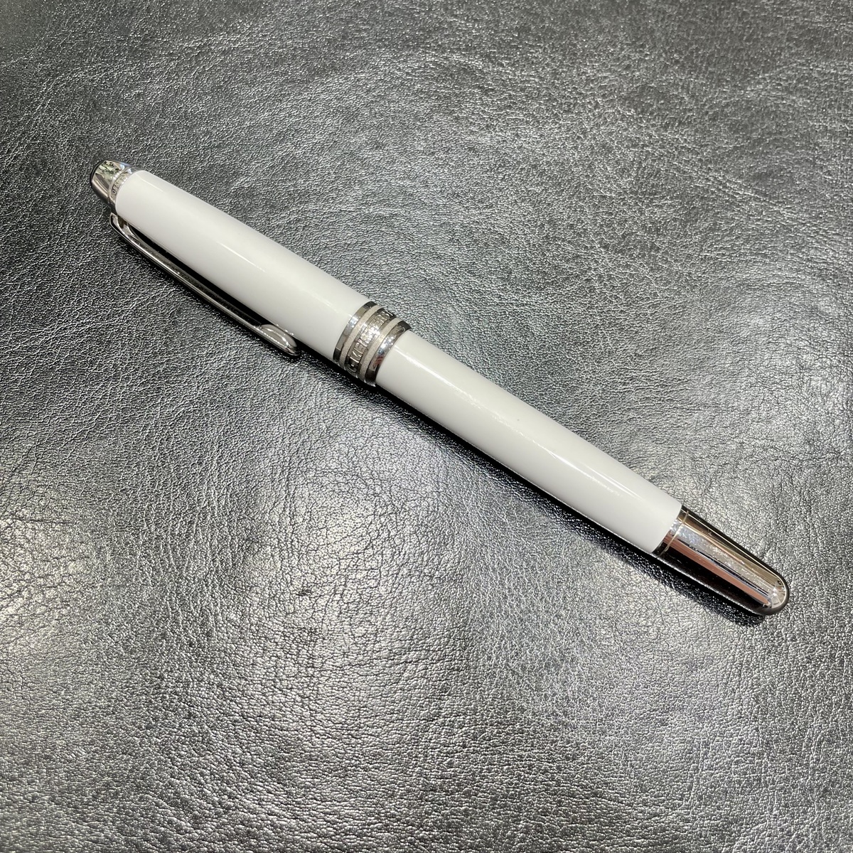 モンブランのホワイト マイスターシュテック ソリテール キャップ式 ローラーボールペンの買取実績です。