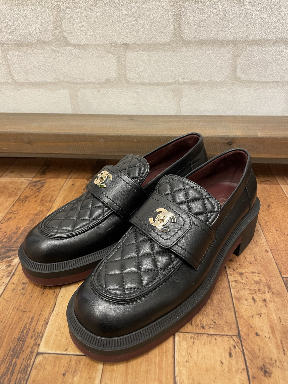 銀座本店で、シャネルの2021AWのキルティングCCターンロックローファー