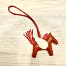 渋谷店で、エルメスのロデオペガサスPMチャームを買取しました。状態は未使用に近い試着程度の品です。